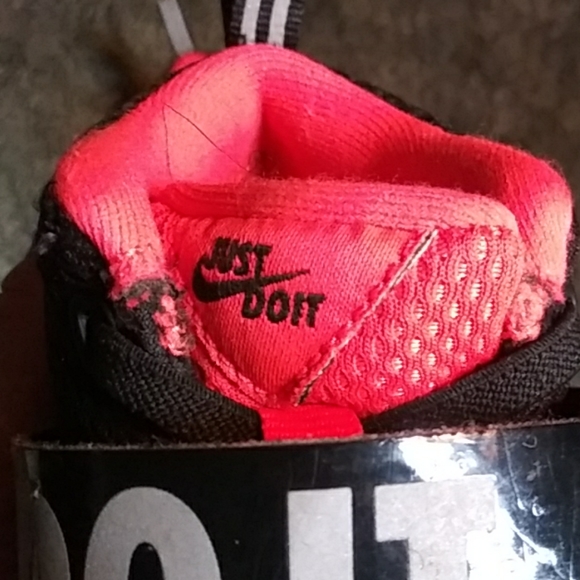 Nike toddler size 5 tennishoes - Picture 3 of 6